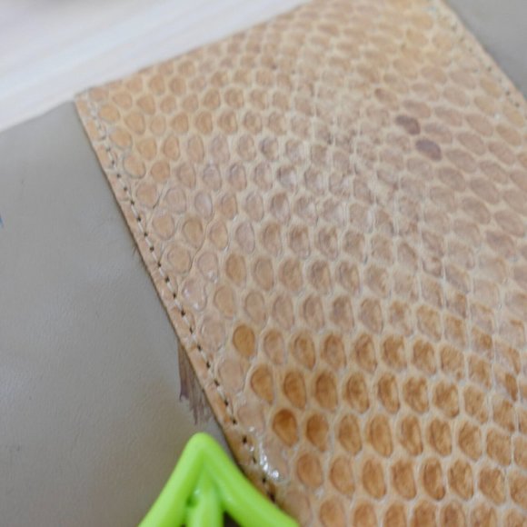 VINTAGE Leather Bag Beige Crossbody Snakeskin Sling Neutral Medium Purse Boho 90 - Picture 11 of 16